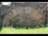 06958 ostia - regio i - insula xi - domus del tempio rotondo (i,xi,2-3) - 1. laden von osten - westwand - mauerdetail.jpg